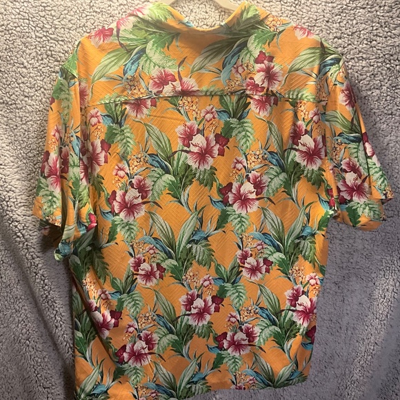 Tommy Bahama 100% silk floral button down shirt.  Size Large - Picture 5 of 6